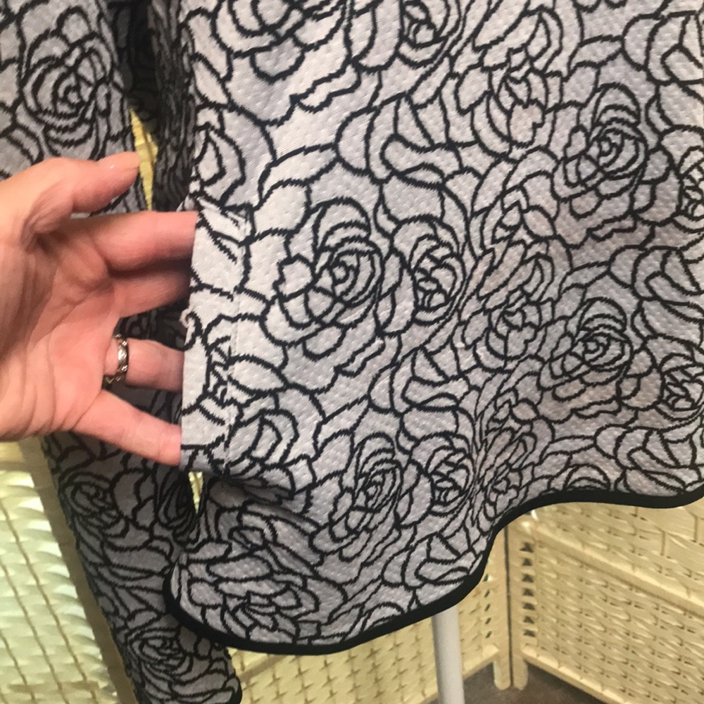 Women’s Top with pockets. Size Large. Beautiful flower design. - Picture 3 of 8